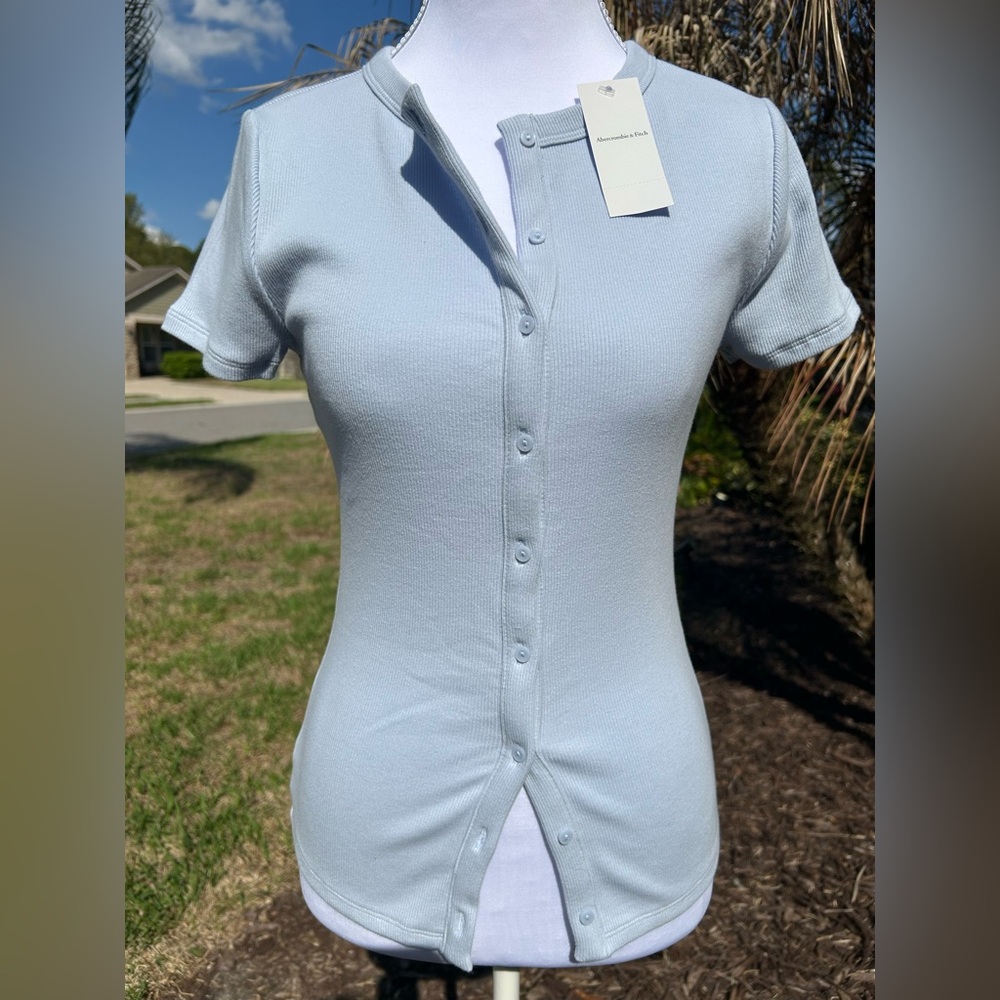 NWT🌷Abercrombie Blue Button Down Short Sleeve Cardigan - Picture 2 of 8